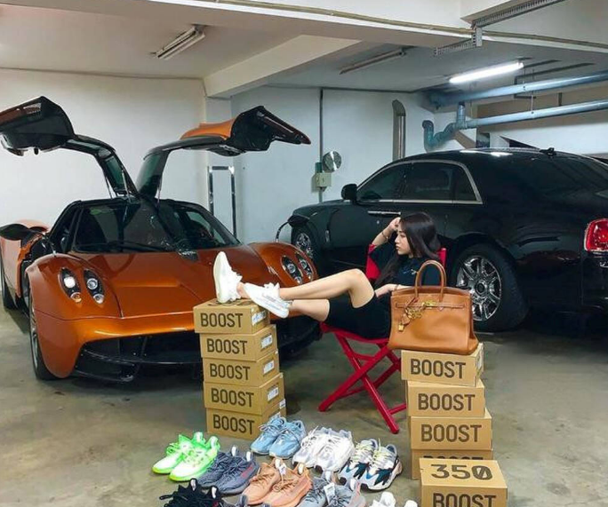 Không thua kém gì bố mình, ái nữ nhà Minh Nhựa cũng là người chi mạnh tay cho những món đồ hiệu.