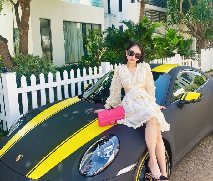 "Rich kid" sinh năm 1999 này đã tự lập từ khi rất còn nhỏ, cô đã tự chủ được cuộc sống của mình với nguồn thu nhập "khủng" đến từ kinh doanh và làm người mẫu lookbook.