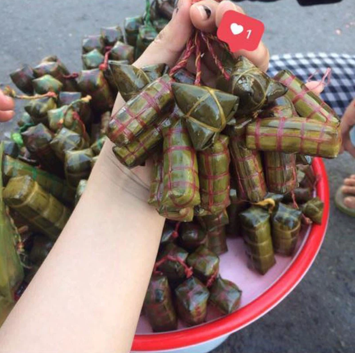 Bên trong cũng có đủ gạo, nhân như size bánh to bình thường. Ảnh: Tổng hợp