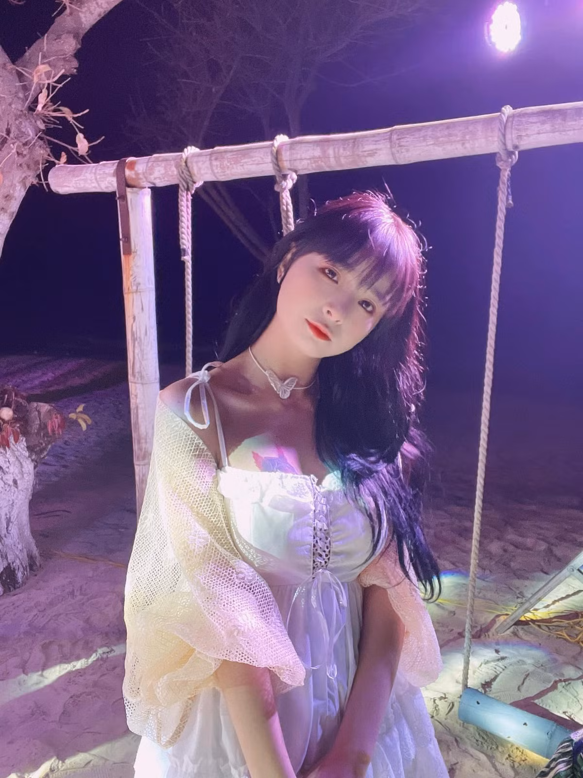 Giải thích về chất giọng của mình, nữ streamer cho biết, cô sinh ra ở miền nam, nhưng bố cô lại là người miền Bắc và mẹ cô lại ở miền Trung. Chính sự trộn lẫn giữa nhiều vùng miền đã tạo nên chất giọng đặc biệt này của cô.