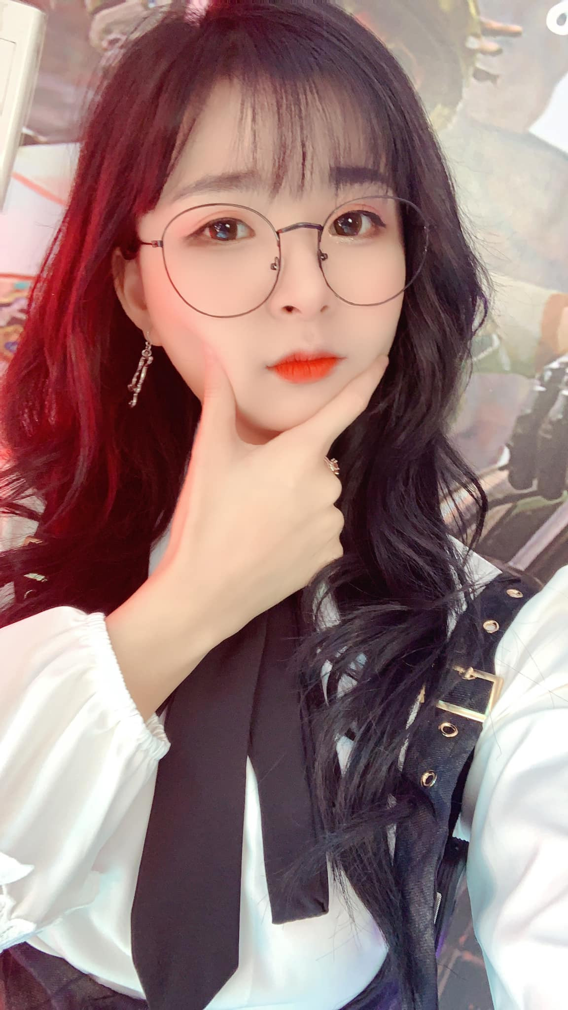 Với vẻ ngoài xinh xắn dễ thương nhưng kỹ năng chơi game lại không hề tầm thường, cô nhanh chóng thu hút được sự chú ý của cả cộng đồng.