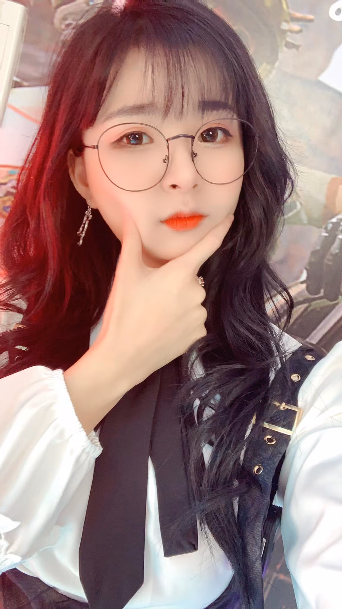 Với vẻ ngoài xinh xắn dễ thương nhưng kỹ năng chơi game lại không hề tầm thường, cô nhanh chóng thu hút được sự chú ý của cả cộng đồng.