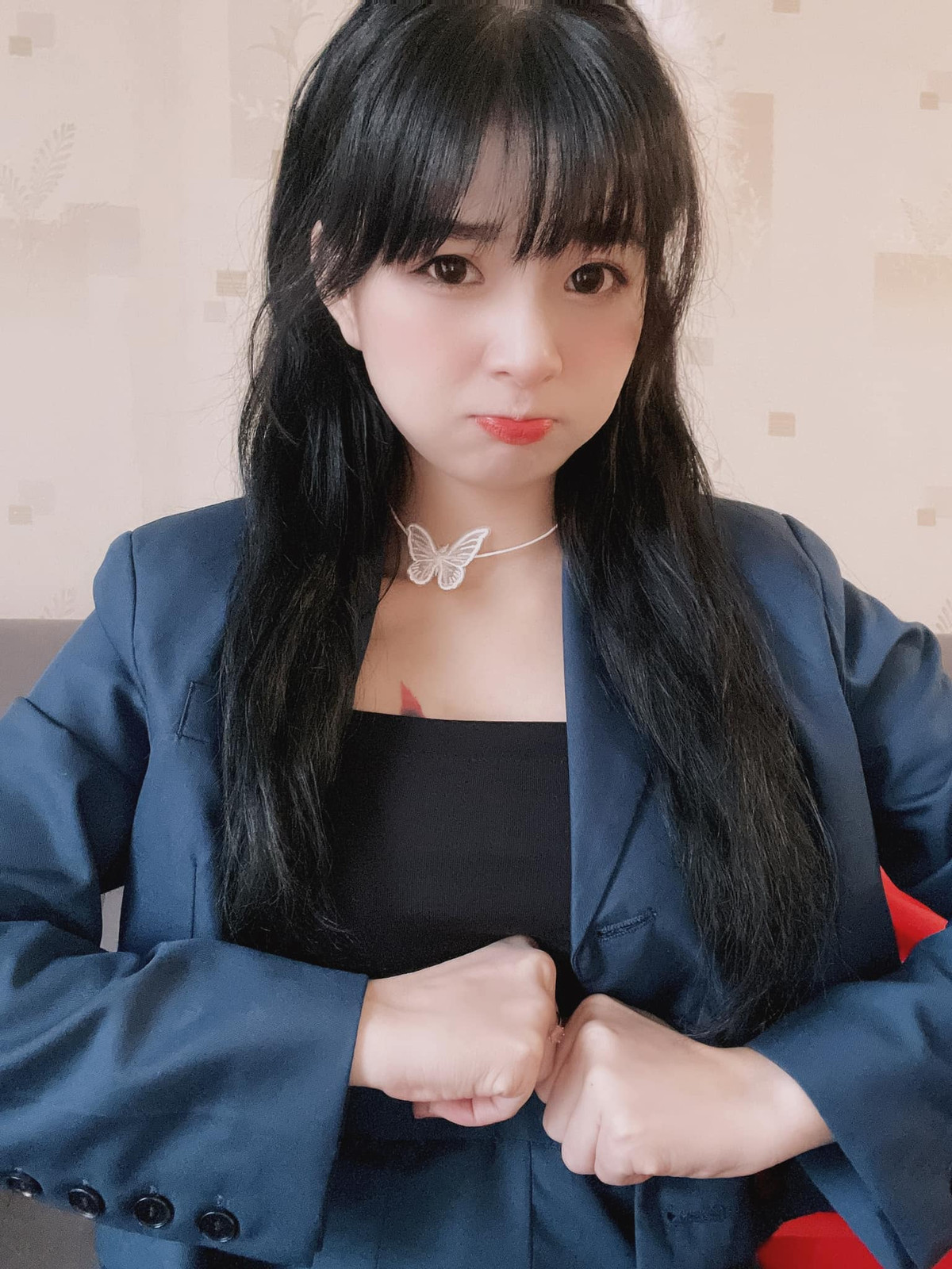 Hot girl TikTok này từng bị anti-fan chỉ trích là giả tạo cố gắng tỏ ra dễ thương trong mỗi lần livestream. Tuy nhiên, cô nàng lại nhận được sự ủng hộ nhiệt tình từ gia đình mỗi khi gặp áp lực trong cuộc sống và cả trong việc theo đuổi đam mê của mình.