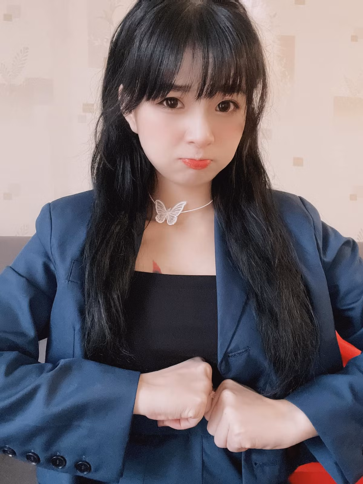 Hot girl TikTok này từng bị anti-fan chỉ trích là giả tạo cố gắng tỏ ra dễ thương trong mỗi lần livestream. Tuy nhiên, cô nàng lại nhận được sự ủng hộ nhiệt tình từ gia đình mỗi khi gặp áp lực trong cuộc sống và cả trong việc theo đuổi đam mê của mình.