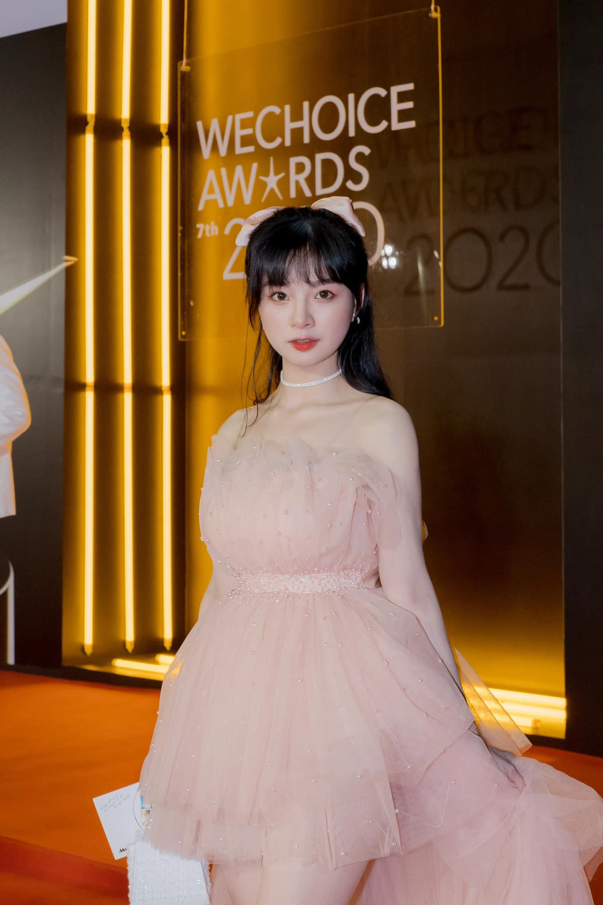  Mèo 2k4 tên thật là Nguyễn Hoa, sinh năm 2004. Cô có tới hơn 569.000 lượt theo dõi trên Facebook, hơn 156.000 người đăng ký kênh YouTube. Ngoài là nữ streamer khá có tiếng của cộng đồng game, Mèo 2k4 còn được biết đến là một hot girl TikTok sở hữu tới 1,7 triệu lượt theo dõi.