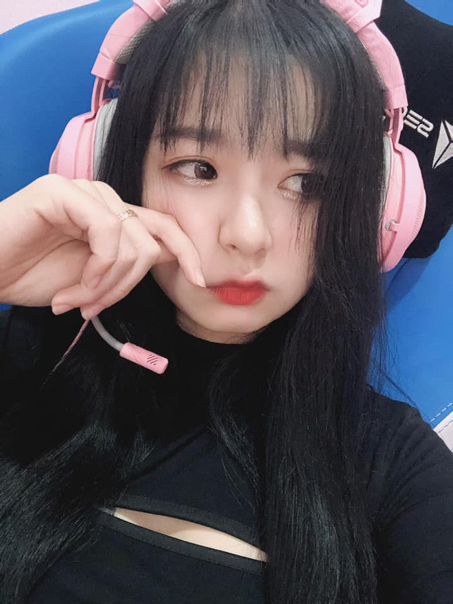 Mới đây, nữ streamer vướng vào nghi vấn lộ clip "nóng" đang trở thành tâm điểm bàn luận của dân mạng. Mặc dù chưa biết chính xác có phải là Mèo 2k4 hay không, nhưng hiện tại tên tuổi của cô đang gây chú ý lớn. Ảnh: FBNV