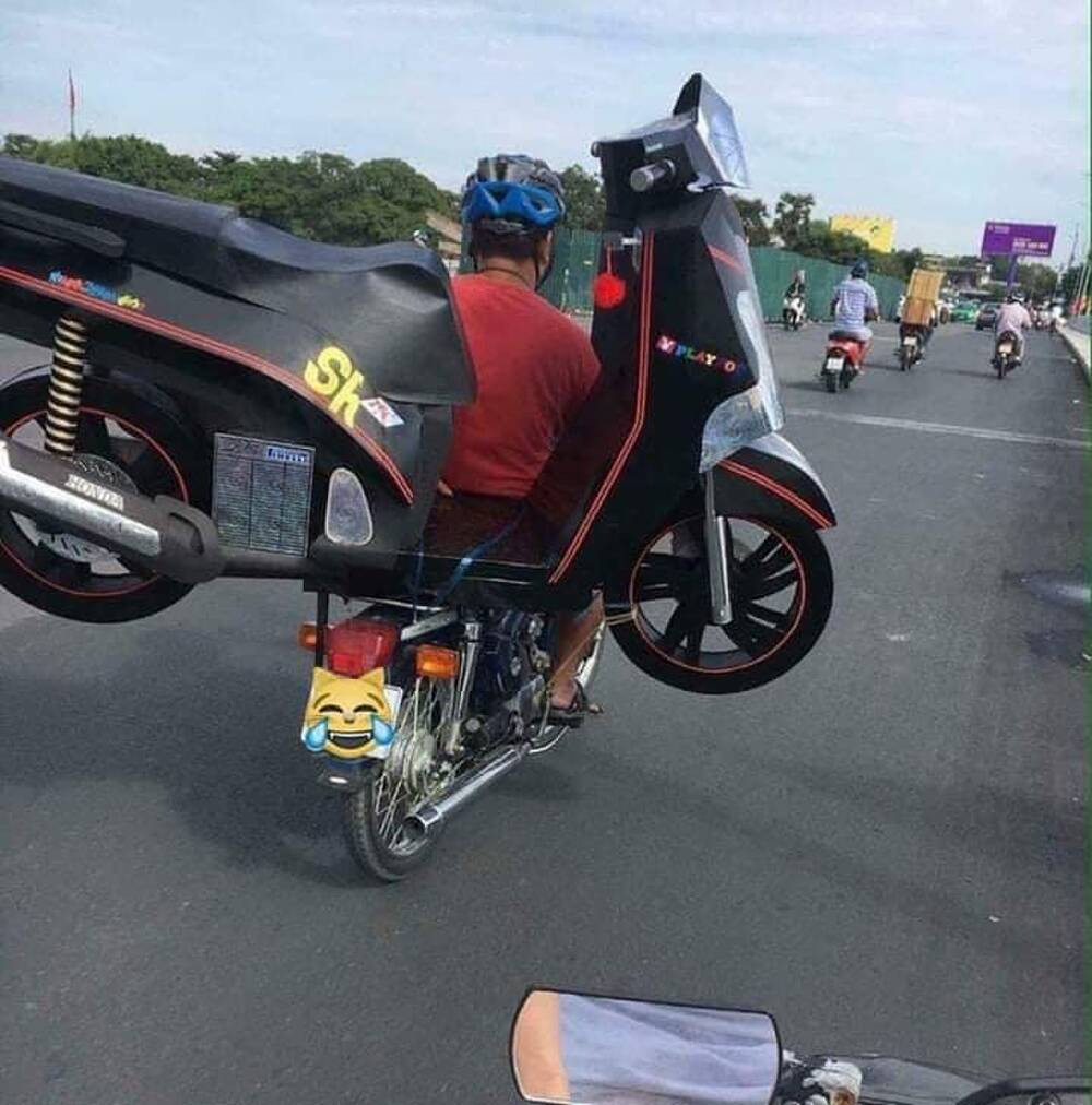 Ông Táo cưỡi cá xưa rồi, giờ ông đi xe máy cho nhanh nhé!