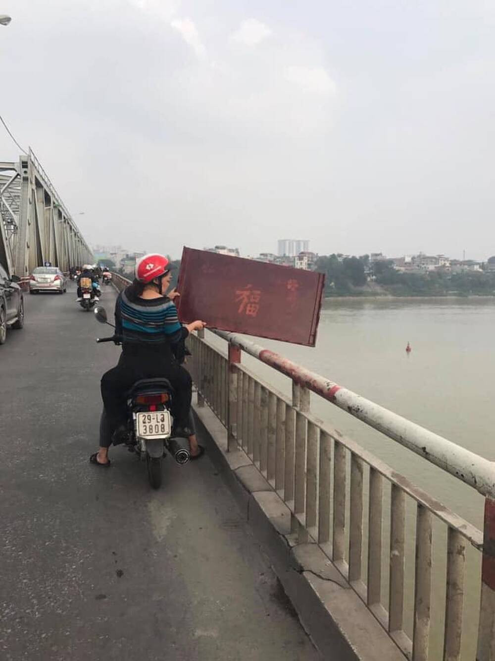 Thả cá chưa đủ, nhiều người thả cả bàn thờ. Ảnh: Tổng hợp