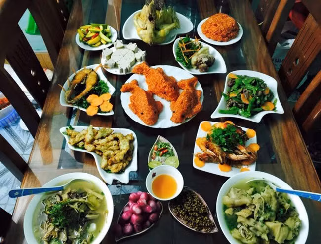 Mâm cỗ cúng ông Công ông Táo đủ món và đẹp mắt khiến nhiều chị em trầm trồ. Ảnh: FB Nhung Anh