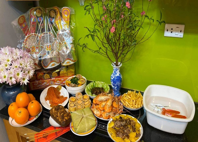 Không quá cầu kỳ nhưng mâm cúng ông Công ông Táo này cũng rất đầy đủ, nhiều món. Ảnh: FB Nguyễn Khoai Lang