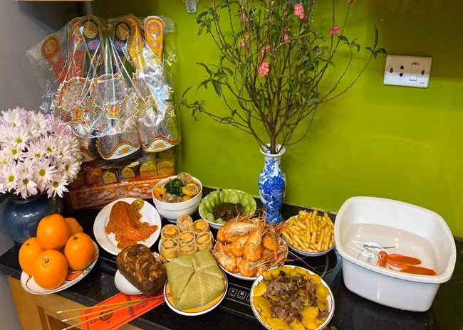 Không quá cầu kỳ nhưng mâm cúng ông Công ông Táo này cũng rất đầy đủ, nhiều món. Ảnh: FB Nguyễn Khoai Lang