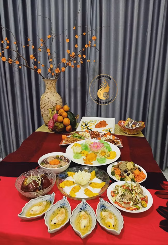 Mâm cỗ kết hợp chay và mặn vô cùng sống động. Ảnh: FB Khánh Linh