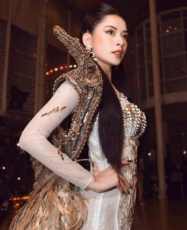 Trước đó trong loạt hình hậu trường, cựu hot girl xuất hiện trong diện mạo lộng lẫy. Đặc biệt, body quyến rũ, 3 vòng “chuẩn không cần chỉnh” cùng đôi chân thon gọn nuột nà của cô nàng đã khiến dân tình trầm trồ không ngừng.