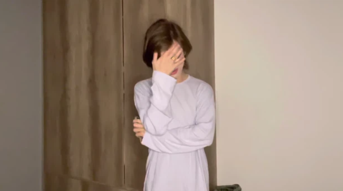 Anh chàng còn cúi gập người để cảm ơn và bật khóc vì xúc động.