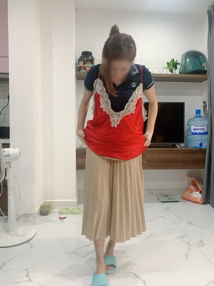 Khi diện vào, Trâm như đang mặc một chiếc tạp dề, thậm chí còn là tạp dề quá cỡ chứ chẳng được vừa hẳn với tỷ lệ cơ thể.