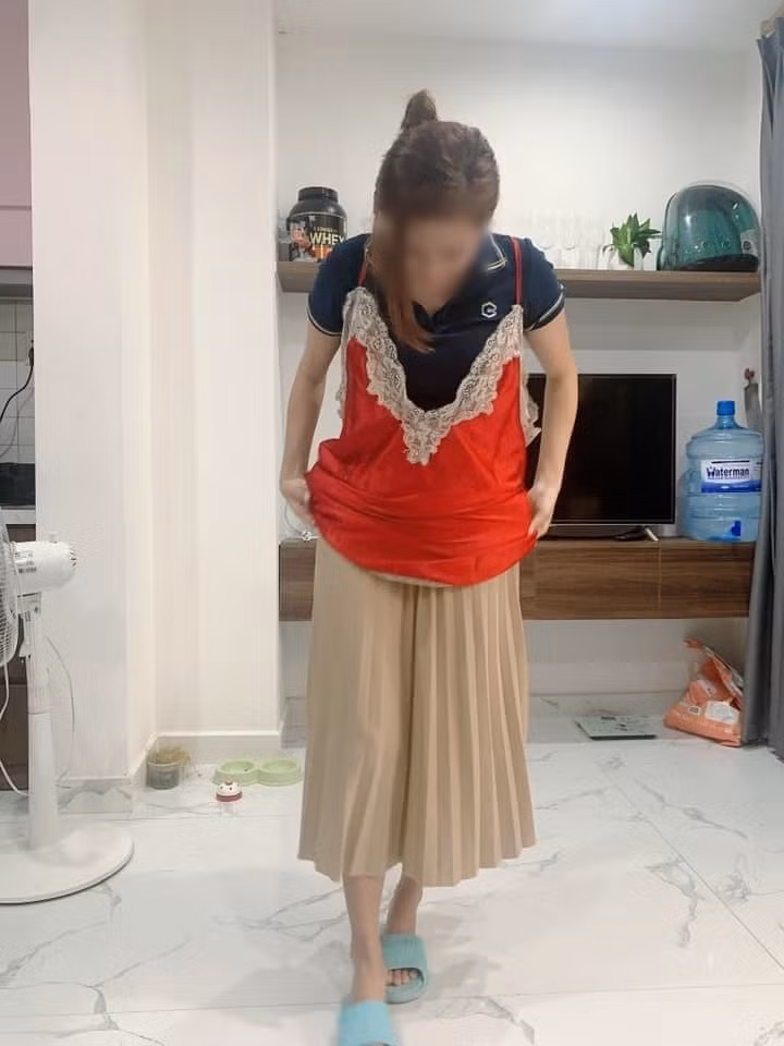 Khi diện vào, Trâm như đang mặc một chiếc tạp dề, thậm chí còn là tạp dề quá cỡ chứ chẳng được vừa hẳn với tỷ lệ cơ thể.