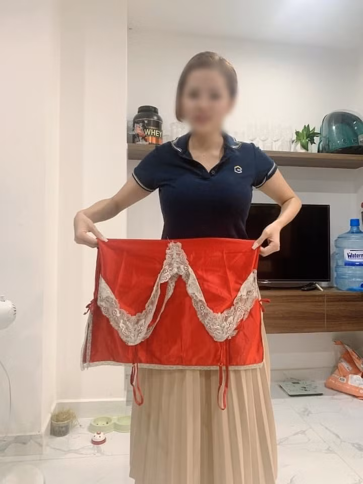 Được biết, "nạn nhân" tiếp theo của loạt thảm họa mua hàng online là cô gái có tên Trâm Trâm. Khi cô đem chiếc váy so với cơ thể của mình thì nó như to hơn cả gấp đôi người của cô.