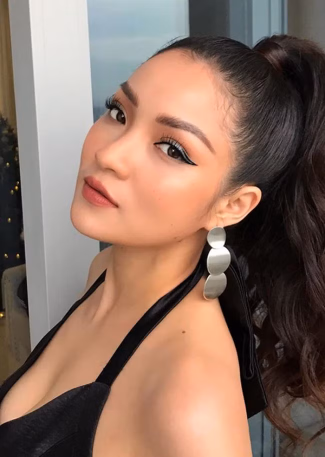 Sau thời gian dài yên ắng trên MXH, mới gần đây cư dân mạng đặc biệt chú ý đến nhan sắc của nàng hot girl ngày càng lên hương khiến nhiều người không tin vào mắt mình.