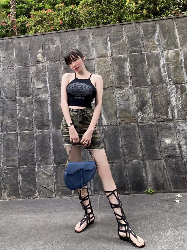 Cựu hot girl Elly Trần cũng từng nổi đình đám MXH thời gian trước đây. Cô nổi tiếng trong lĩnh vực diễn viên, người mẫu nhờ theo đuổi hình tượng sexy.