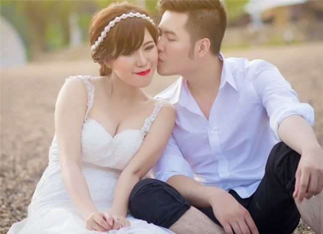 Tuy nhiên, khi sự nghiệp đang ở đỉnh cao, "hot girl siêu vòng 1" Mai Thỏ bất ngờ tuyên bố kết hôn cùng bạn trai lâu năm. Chồng cô là một nhân viên ngân hàng, làm việc trong nhà nước chứ không phải đại gia hay thiếu gia như cư dân mạng đồn thổi.