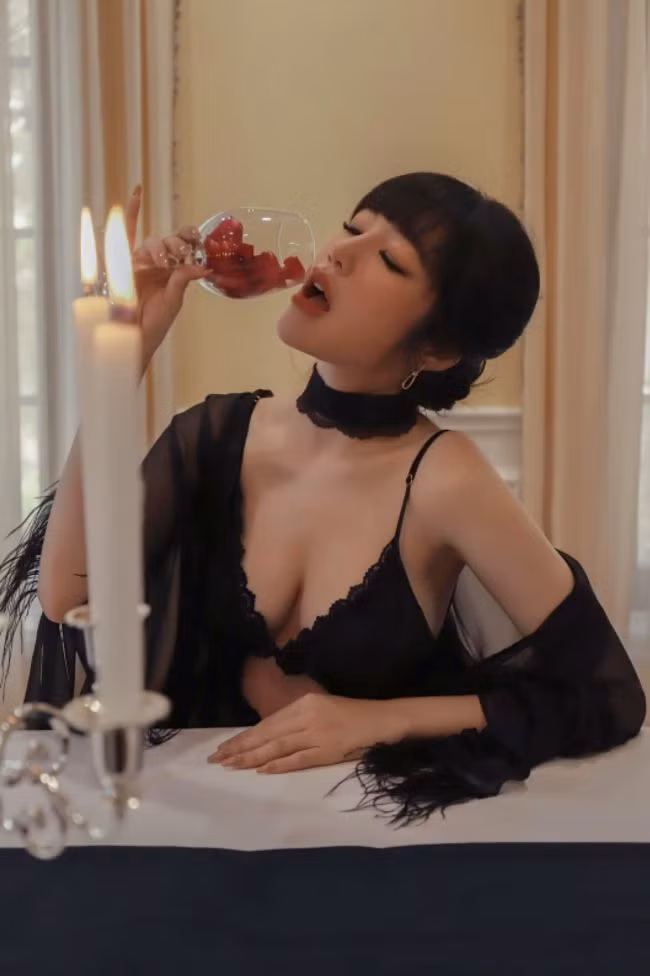 Cô hiện là mẹ của hai con - bé Cadie Mộc Trà và Alfie Túc Mạch. Dù thường xuyên chia sẻ hình ảnh hai con lên mạng xã hội nhưng Elly Trần quyết giấu kín danh tính bố của các con.