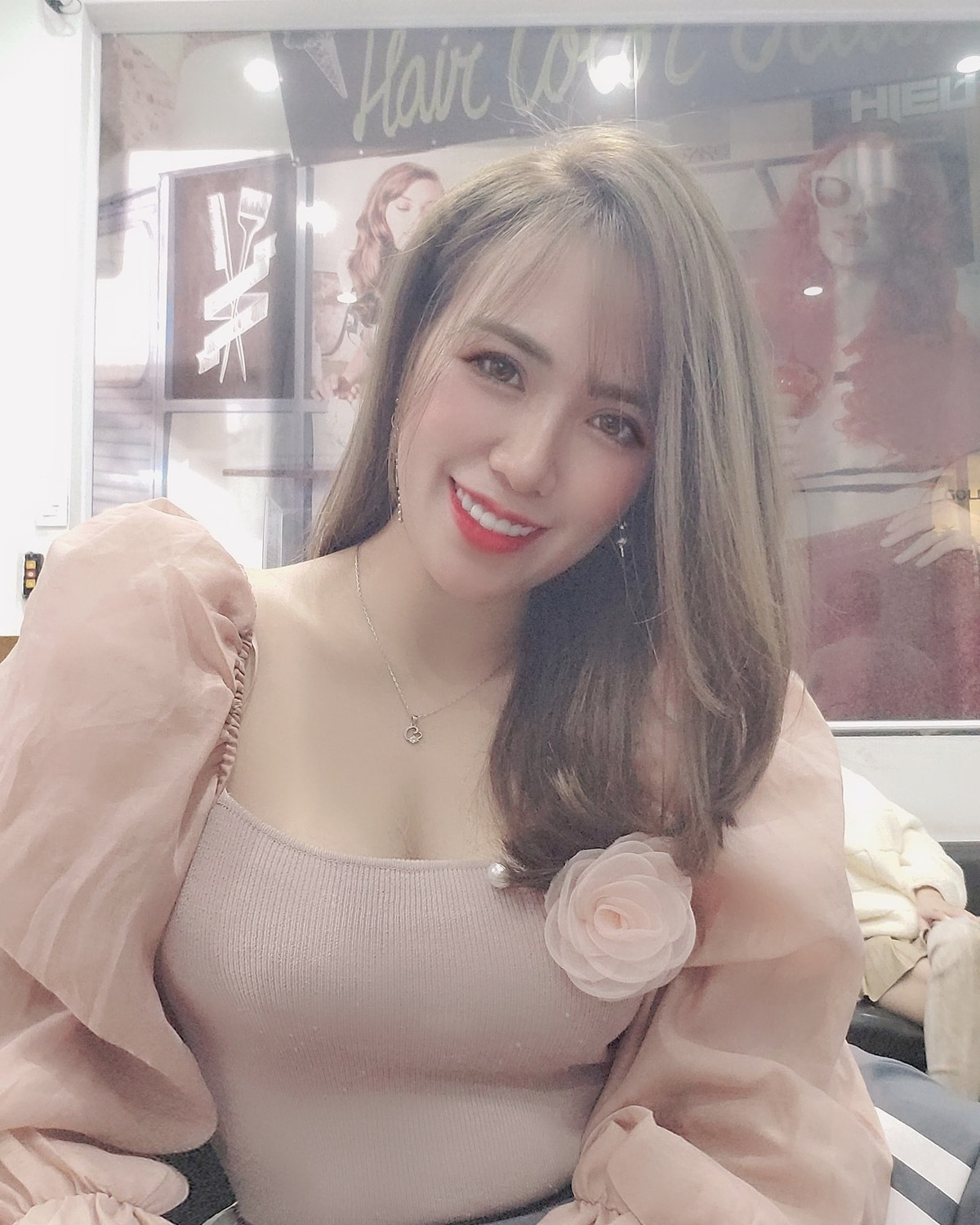 Bà mẹ hai con khiến không ít người ngưỡng mộ bởi nhan sắc và vóc dáng thon gọn, xinh đẹp.