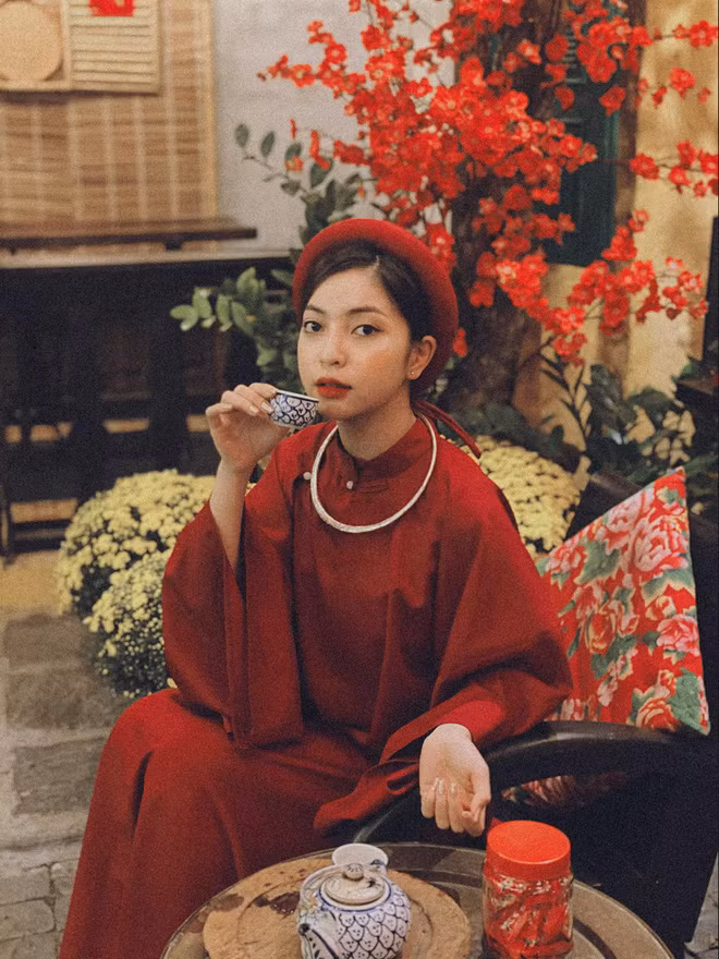 Trong ảnh gái xinh đi dép lê, mặc áo phao, nón còn lật ngược, hoàn toàn đối lập với lúc "lên đồ" chụp ảnh Tết.