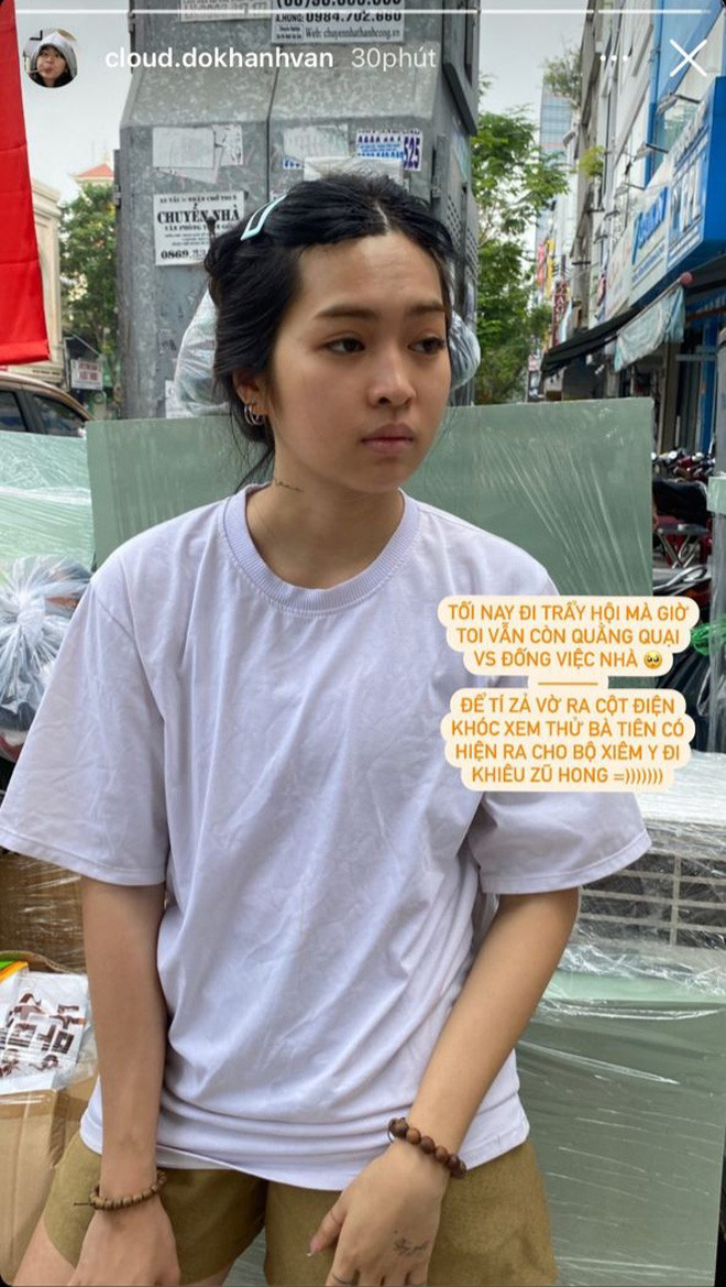  Hot girl Khánh Vân Mắt biếc ở nhà cũng giống như bao chị em khác, cô nàng ăn mặc khá thoải mái và thậm chí là còn không make up.