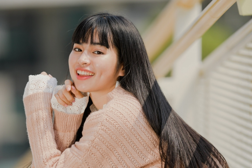 So với ảnh lúc lên hình lung linh, nàng hot girl chỉn chu nhan sắc hơn, thậm chí make up vào trông cũng khác hẳn so với ở nhà.