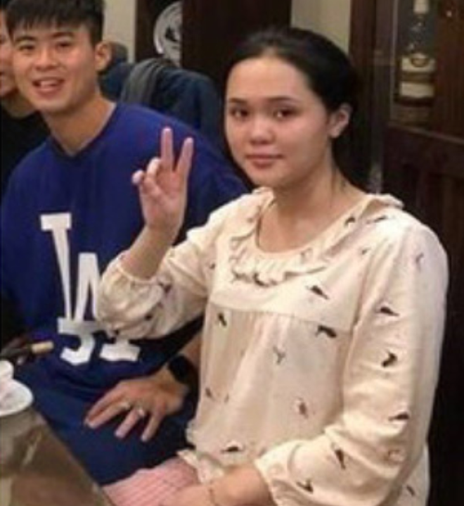 Không chỉ có Nhật Lê, Quỳnh Anh - vợ của cầu thủ Duy Mạnh cũng vô tình bị bắt khoảnh khắc khi ở nhà trông nhợt nhạt và kém sắc.