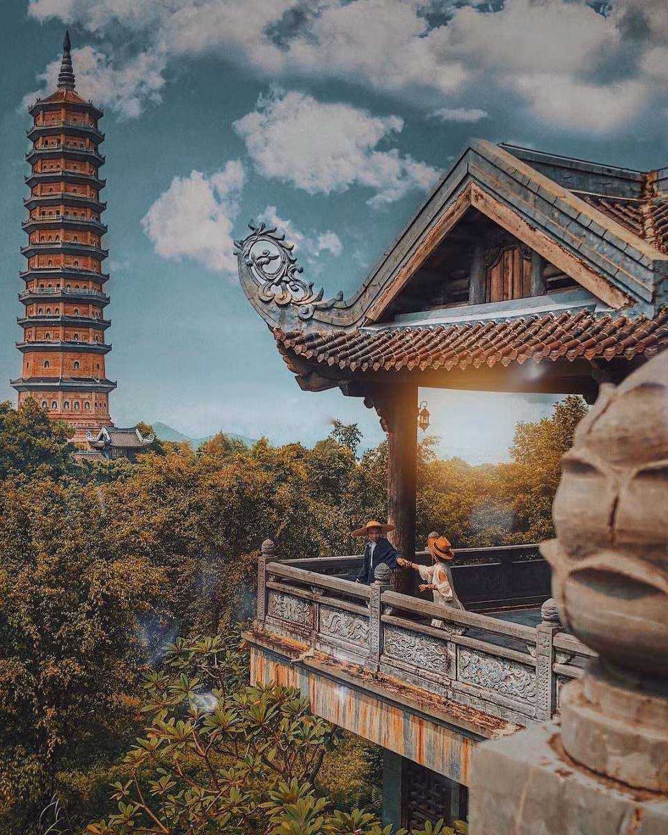 Ngoài Hang Múa, Chùa Bái Đính cũng là một trong những danh thắng nổi tiếng nhất của Ninh Bình, nằm trong quần thể khu du lịch sinh thái Bái Đính - Tràng An.