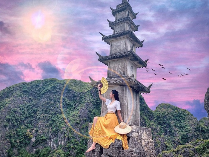 Mùa đông xuân là một trong những thời điểm Hang Múa đẹp nhất trong năm. Không có hoa sen rực rỡ nhưng khung cảnh yên bình của nơi đây vào mùa này lại rất được lòng các bạn trẻ thích check in sống ảo.