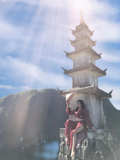 Với đỉnh núi Ngọa Long ôm trọn tầm nhìn vùng Tam Cốc, những bậc thang mô phỏng Vạn lý trường thành cổ kính,...tất cả tạo nên một khung cảnh đẹp hoàn mỹ nơi vùng đất cố đô.