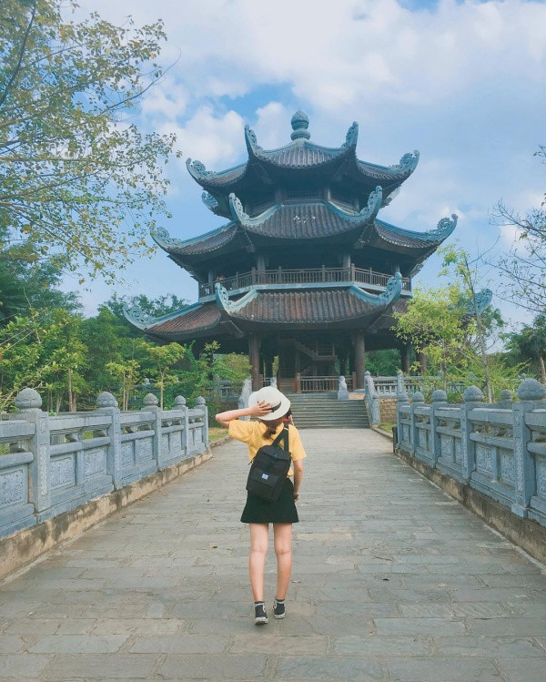 Chùa Bái Đính là quần thể chùa lớn nhất khu vực Đông Nam Á, cách Hà Nội 95 km, có diện tích 539 ha, gồm khu chùa cổ và khu chùa mới.