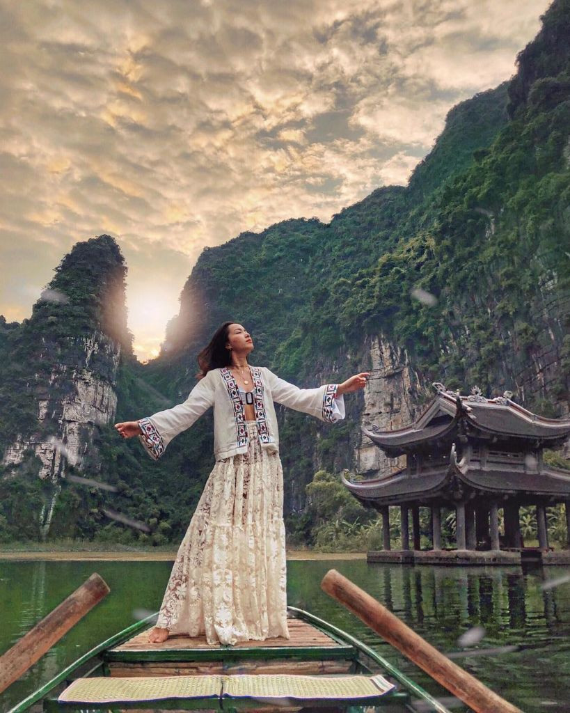 Đến với địa danh này, du khách như được hòa mình vào không gian non nước hữu tình, được thả mình ngắm cảnh trên những chiếc thuyền ở dòng Sào Khê. Ảnh: Tổng hợp Internet