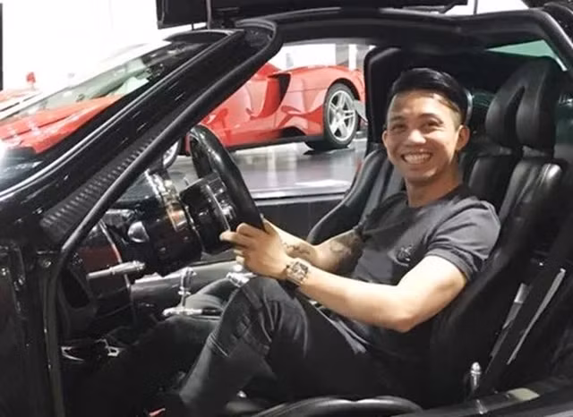 Vào ngày hôm qua, cư dân mạng xôn xao về thông tin Phạm Trần Nhật Minh (hay còn gọi là Minh Nhựa, 38 tuổi) và vợ là Nguyễn Thị Phương Thúy (39 tuổi) ra tòa ly hôn sau 9 năm chia tay.