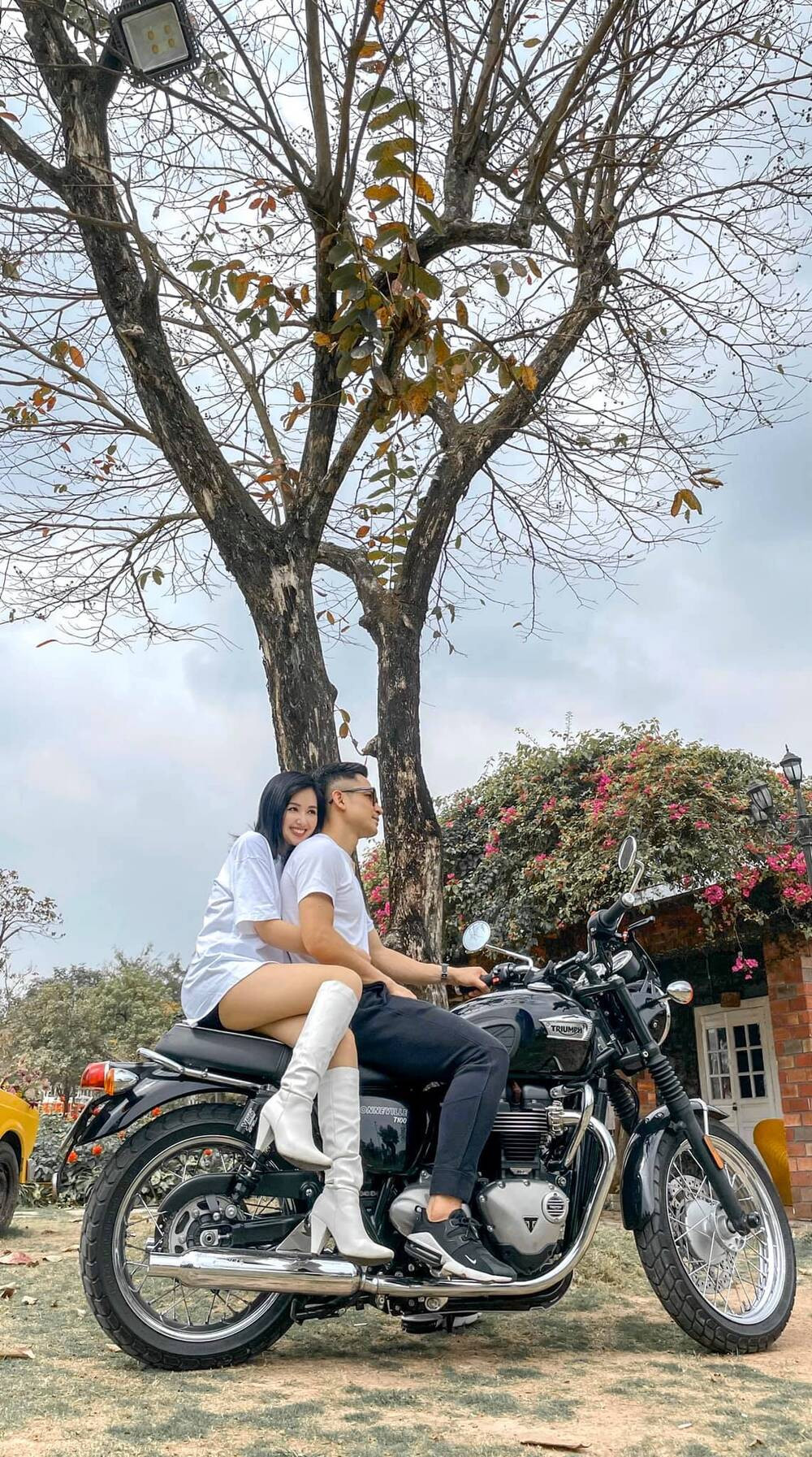 Chính khoảnh khắc này mà bà mẹ hai con vô tình bị soi chi tiết kém duyên. Theo đó Tâm Tít đã để lộ rõ quần bảo hộ màu đen do chiếc váy thun có kiểu dáng quá ngắn.