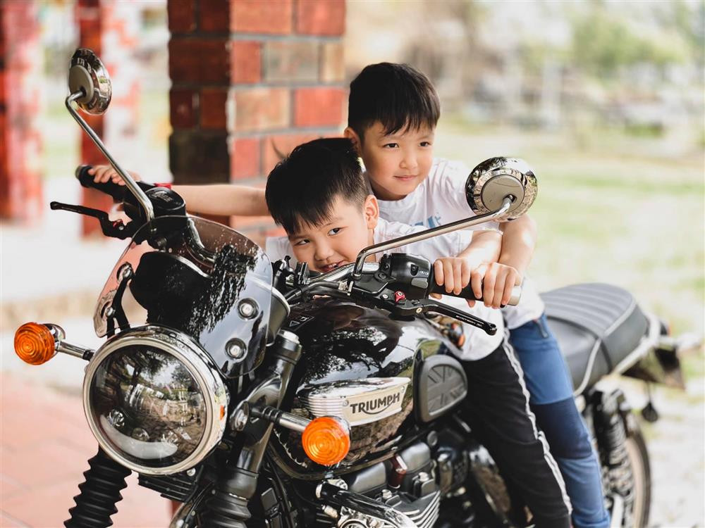 Trên trang cá nhân, cựu hot girl viết: "Hạnh phúc là những điều giản đơn". Nhiều người hâm mộ cũng đã dành lời khen ngợi cho hai nhóc tì nhà Tâm Tít.