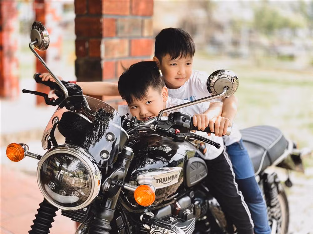 Trên trang cá nhân, cựu hot girl viết: "Hạnh phúc là những điều giản đơn". Nhiều người hâm mộ cũng đã dành lời khen ngợi cho hai nhóc tì nhà Tâm Tít.