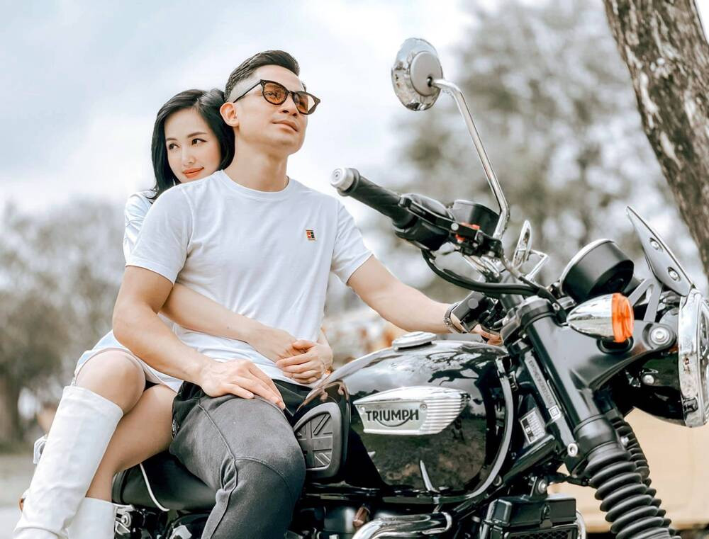 Trong ảnh, Tâm Tít tình tứ ôm eo ông xã, hai vợ chồng ''cưỡi'' trên chiếc mô tô xịn sò. Khoảnh khắc này hiến cư dân mạng không ngừng xuýt xoa, ngưỡng mộ về hạnh phúc gia đình của cô nàng.