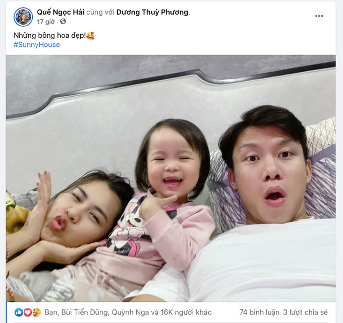 Quế Ngọc Hải cùng vợ con selfie hạnh phúc trong căn nhà mới xây. Đội trưởng tuyển Việt Nam gọi bà xã Thuỳ Phương và con gái Sunny là "những bông hoa đẹp"