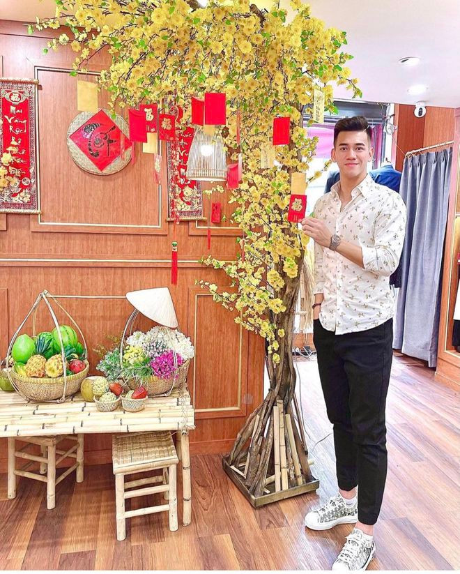 Nguyễn Tiến Linh khoe ảnh đầy không khí Tết.