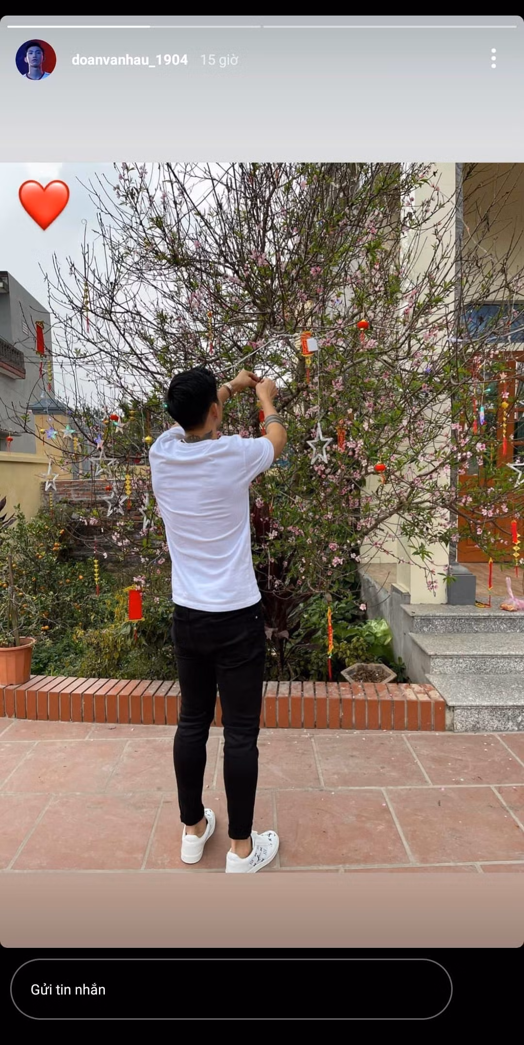 Hậu vệ Đoàn Văn Hậu tỉ mỉ chăm sóc cành đào bên hông nhà...Hình ảnh này được anh chia sẻ trên trang cá nhân khiến fan thích thú.