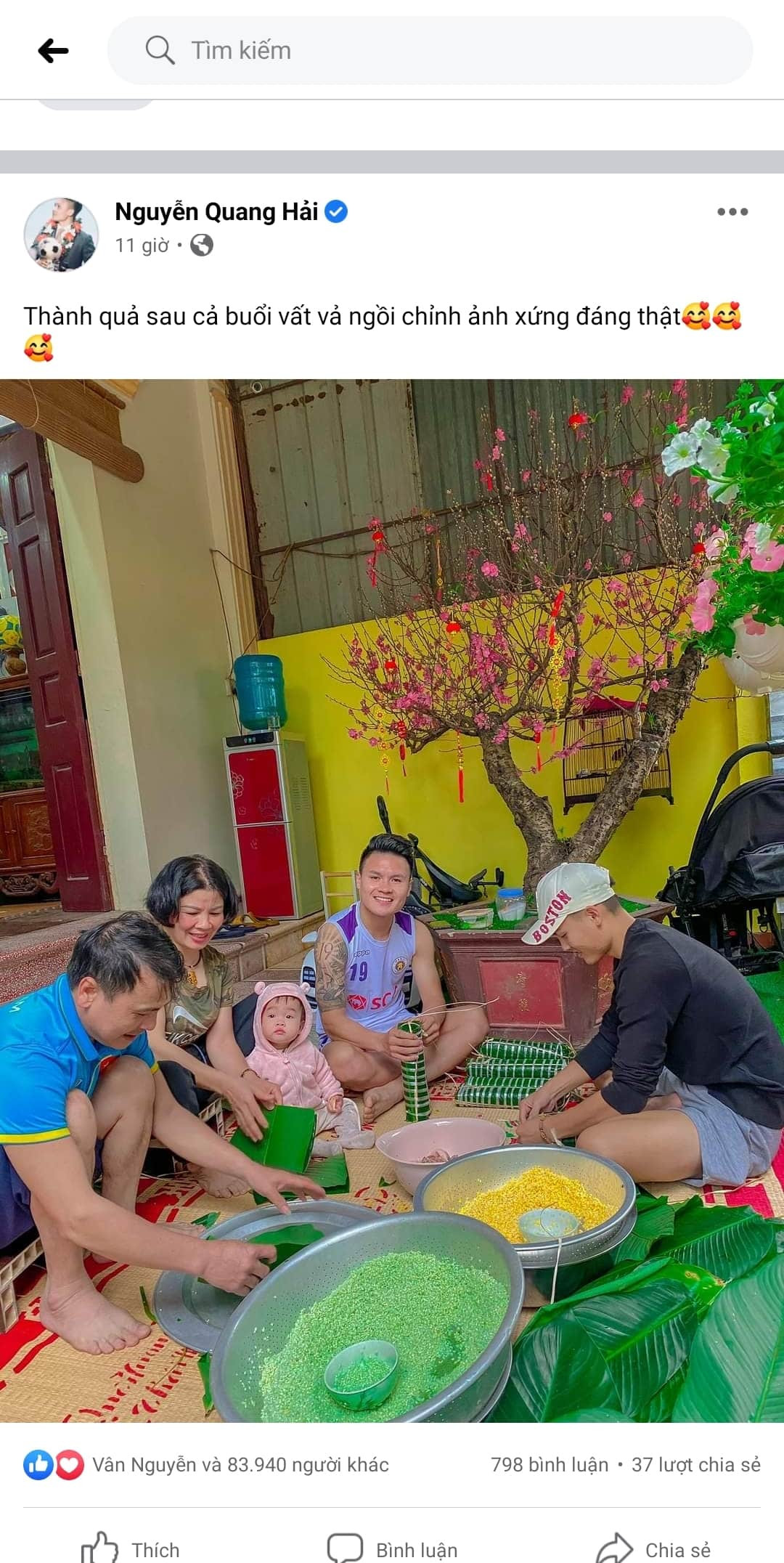 Tiền vệ tài hoa của Hà Nội FC lẫn tuyển Việt Nam Nguyễn Quang Hải hỏi thăm người hâm mộ chuẩn bị Tết đến đâu rồi, liền nhận về hàng chục ngàn “like”cùng hàng trăm bình luận. Quang Hải cũng không quên “khoe” ảnh đang ngồi phụ gói bánh tét cùng gia đình trông thật đồng ấm.