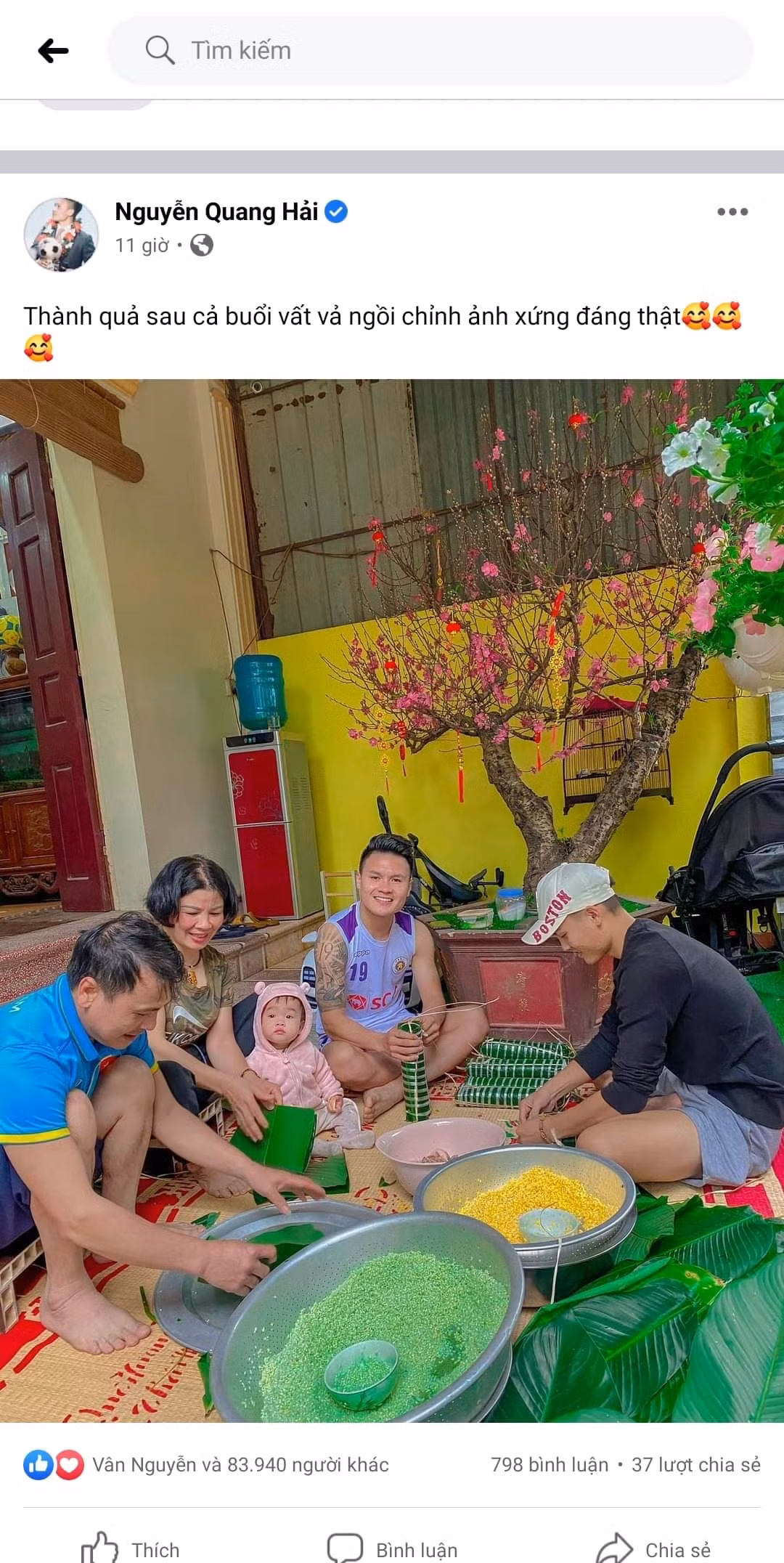 Tiền vệ tài hoa của Hà Nội FC lẫn tuyển Việt Nam Nguyễn Quang Hải hỏi thăm người hâm mộ chuẩn bị Tết đến đâu rồi, liền nhận về hàng chục ngàn “like”cùng hàng trăm bình luận. Quang Hải cũng không quên “khoe” ảnh đang ngồi phụ gói bánh tét cùng gia đình trông thật đồng ấm.