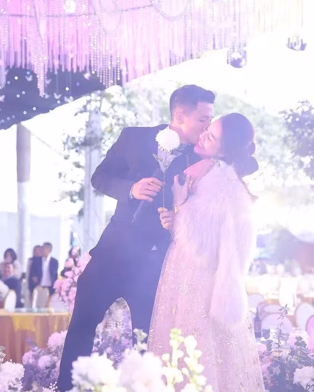 Bùi Tiến Dũng chia sẻ bức ảnh hôn má Khánh Linh với lời nhắn nhủ tình bể bình, gọi cô nàng là "ánh nắng của anh".