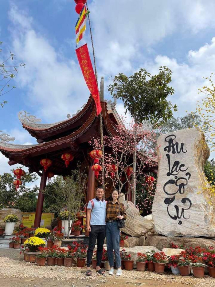 Trong khi đó, Trọng Hoàng khoe ảnh cùng bà xã đi chùa dịp cuối năm.