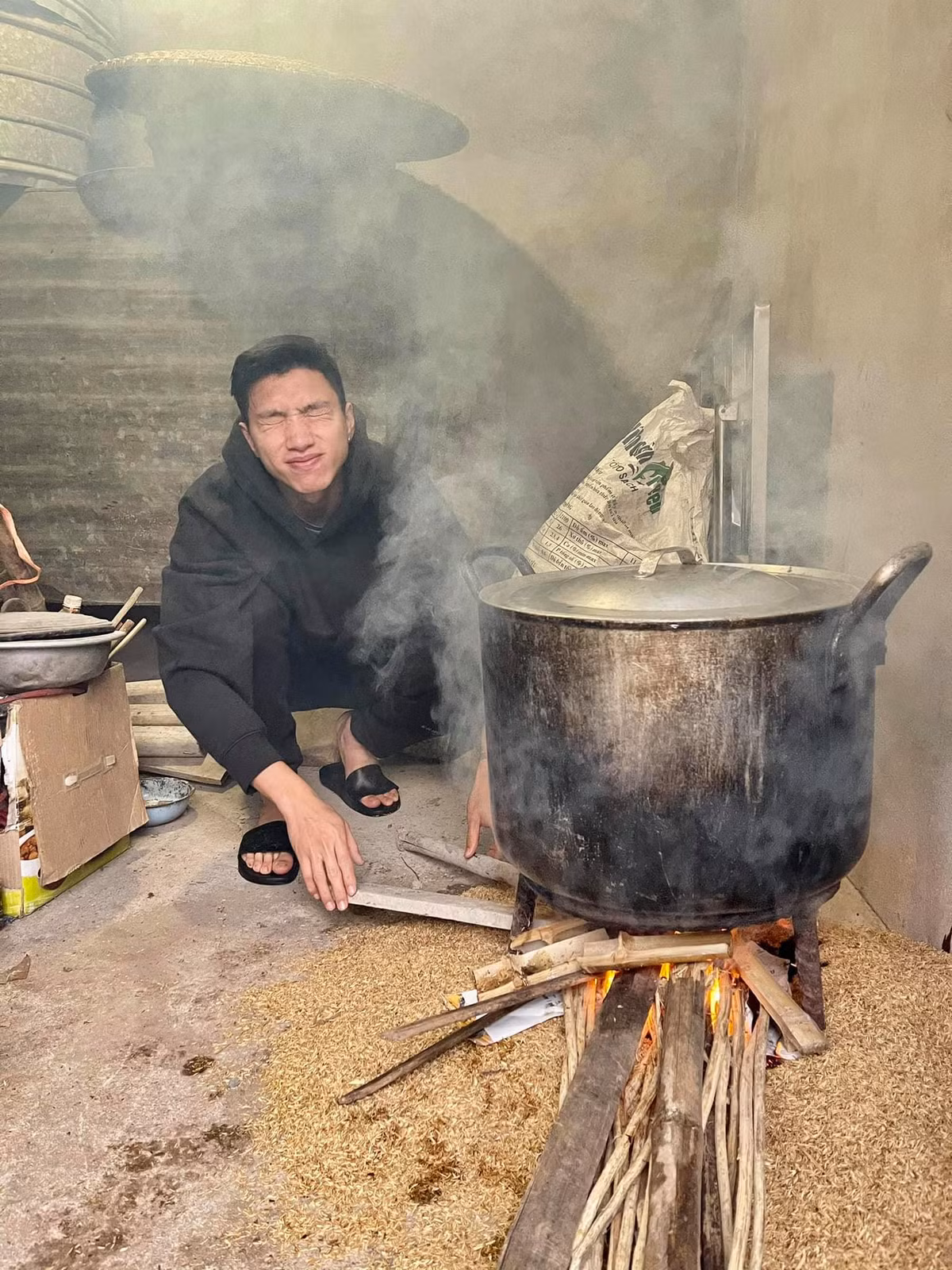 Bên nồi bánh chưng bốc khói, hình ảnh chàng cầu thủ Văn Hậu nheo mắt khiến dân tình "thả tim" nhiệt tình.