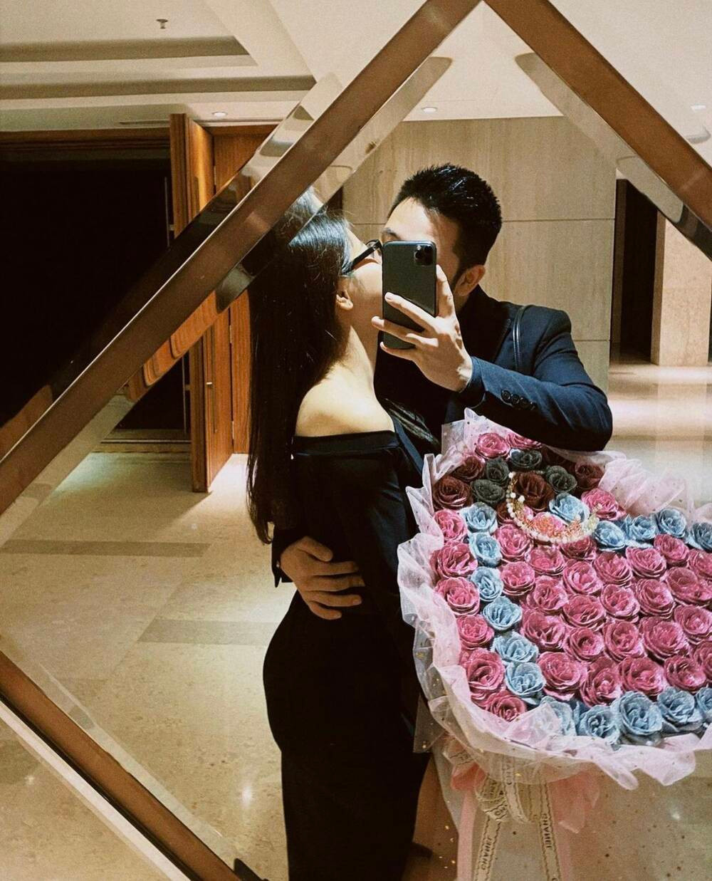 Mặc dù không còn ngần ngại khi chia sẻ hình ảnh tình tứ bên bạn trai mới, nhưng hot girl xứ Quảng vẫn một mực không để lộ mặt chàng. khiến nhiều người rất tò mò.