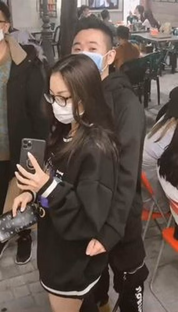 Qua những hình ảnh hẹn hò có thể thấy, bạn trai mới của Nhật Lê có gia cảnh vô cùng khá giả, ngoại hình có phần điển trai và chững chạc. Dù chưa được diện kiến chân dung của anh chàng này nhưng nhiều người vẫn cho rằng cả hai vô cùng đẹp đôi.